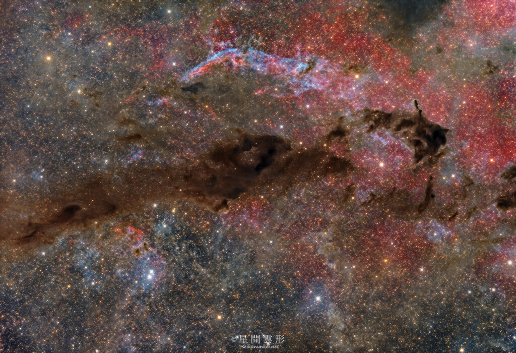 LDN1399 SNR G150.3+04.5 – 2024年11月～12月 , e130d x2, Skywatcher EQ6R, ZWO ASI294MM Pro& Astrodon LRGB Filter L: 5minx269 + Baader 6.5nm High Speed Narrow Band Filter Ha 10min x 239 Oiii 10min x 460, ZWO ASI2600MC Pro 5min x 895,（総露出213時間30分）