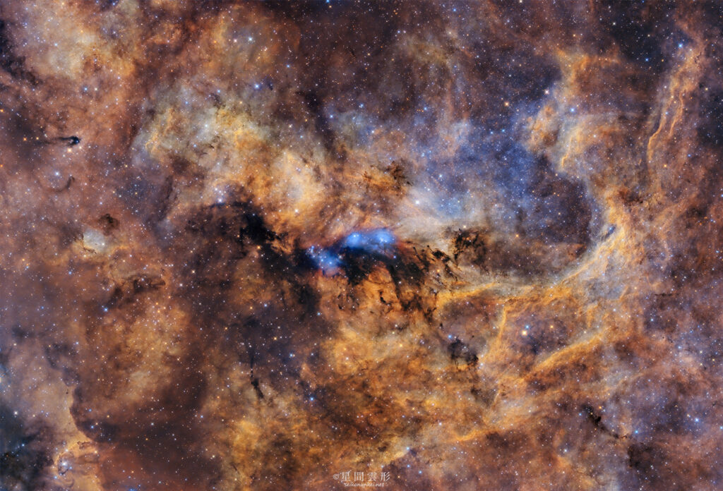 NGC6914(ナロー+ブロードバンドのブレンド）– 2024年3月-5月 e130d x2, Skywatcher EQ6R, ZWO ASI294MM Pro, Baader 6.5nm High Speed Narrow Band Filter, Ha 7min x 112, Sii 7min x 111, Oiii: 7min x 96, ZWO ASI2600MC Proカラー: 5分 x 153枚,（総露出49時間58分）