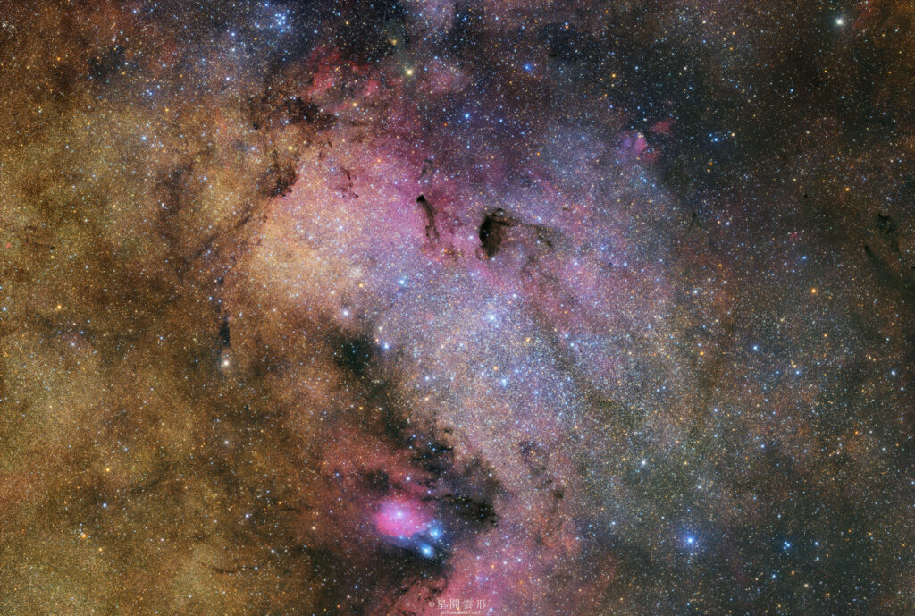 M24 SMALL SAGITTARIUS STAR CLOUD – 2025年7月 , e130d x2, Skywatcher EQ6R, ZWO ASI294MM Pro& Astrodon LRGB Filter L: 1minx90x4枚モザイク, ZWO ASI2600MC Pro 3minx33-38×4枚モザイク,（総露出13時間03分）